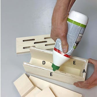 Perhoshotellin pihalle: Liimaa ja naulaa etuseinä kiinni. Perhoshotellin pihalle: Liimaa ja naulaa etuseinä kiinni.